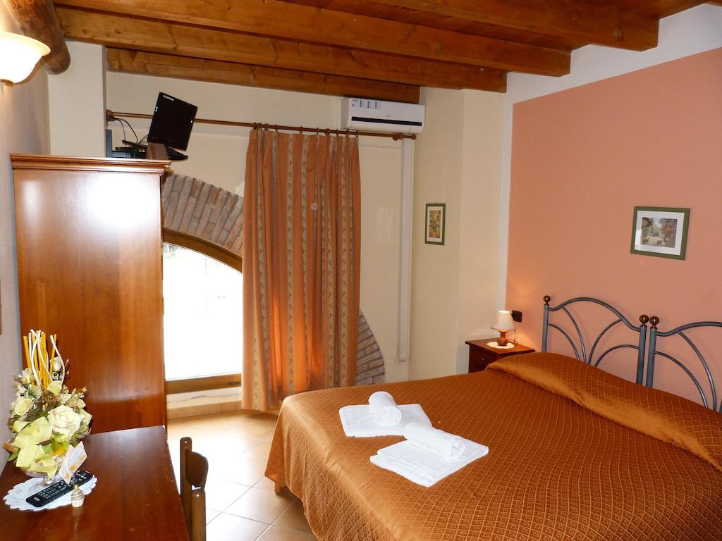 Agriturismo Ai Due Volti Dossobuono Room photo